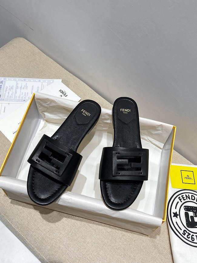 Fendi SIGNATURE Black leather slides - 8R8136AE7TF0ABB - 1