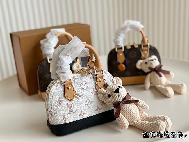 Louis Vuitton Alma BB White Monogram 20x14cm - 1