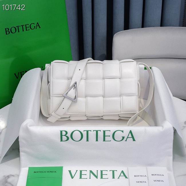 Bottega Veneta White Casette Padded Bag 26x18x8cm - 1