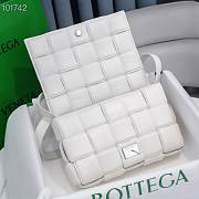 Bottega Veneta White Casette Padded Bag 26x18x8cm - 2