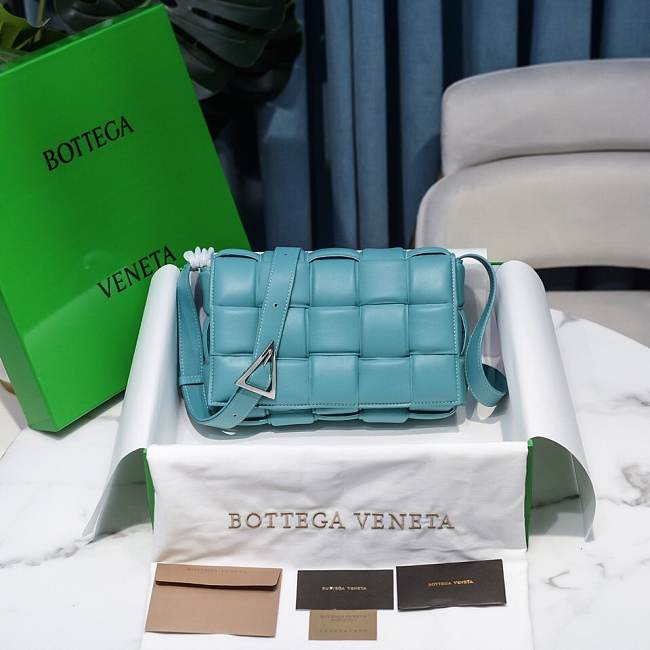 	 Bottega Veneta Intreccio Blue Casette Padded Bag 26x18x8cm - 1