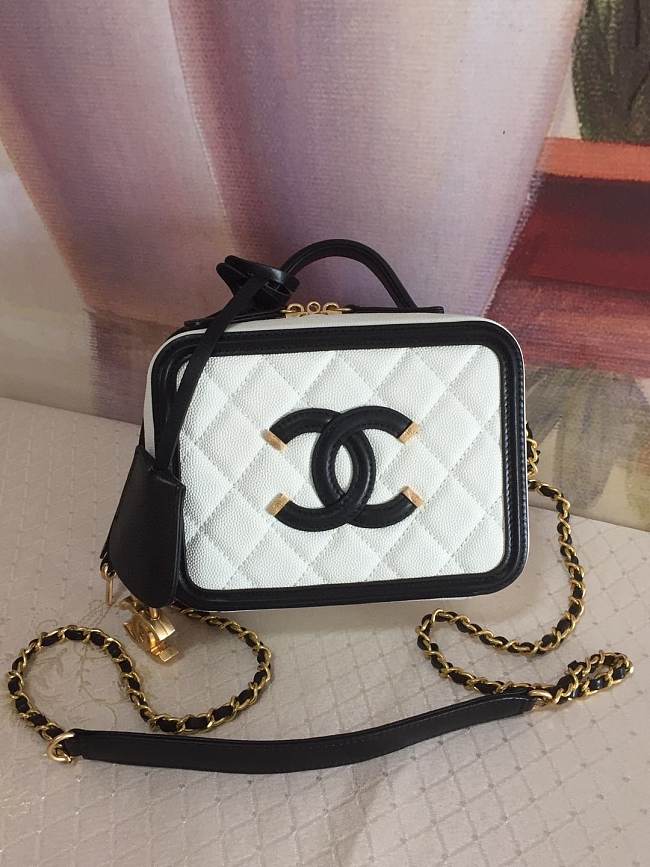 Chanel Filigree Vanity Case White 17cm - 1