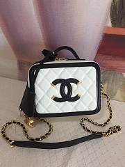 Chanel Filigree Vanity Case White 17cm - 1