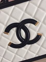 Chanel Filigree Vanity Case White 21cm - 2