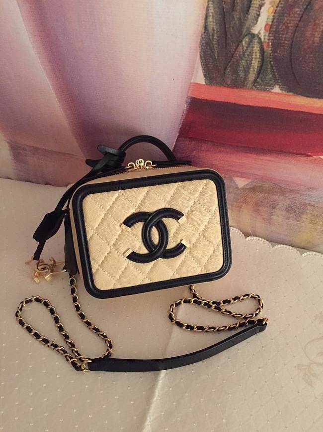 Chanel Filigree Vanity Case Beige 17cm - 1