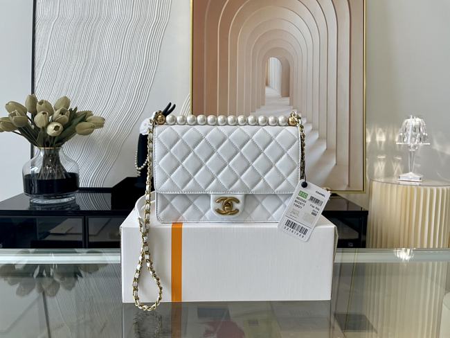 Chanel Chic Pearls Flap Bag White 17x15.5x5cm - 1