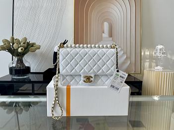 Chanel Chic Pearls Flap Bag White 17x15.5x5cm