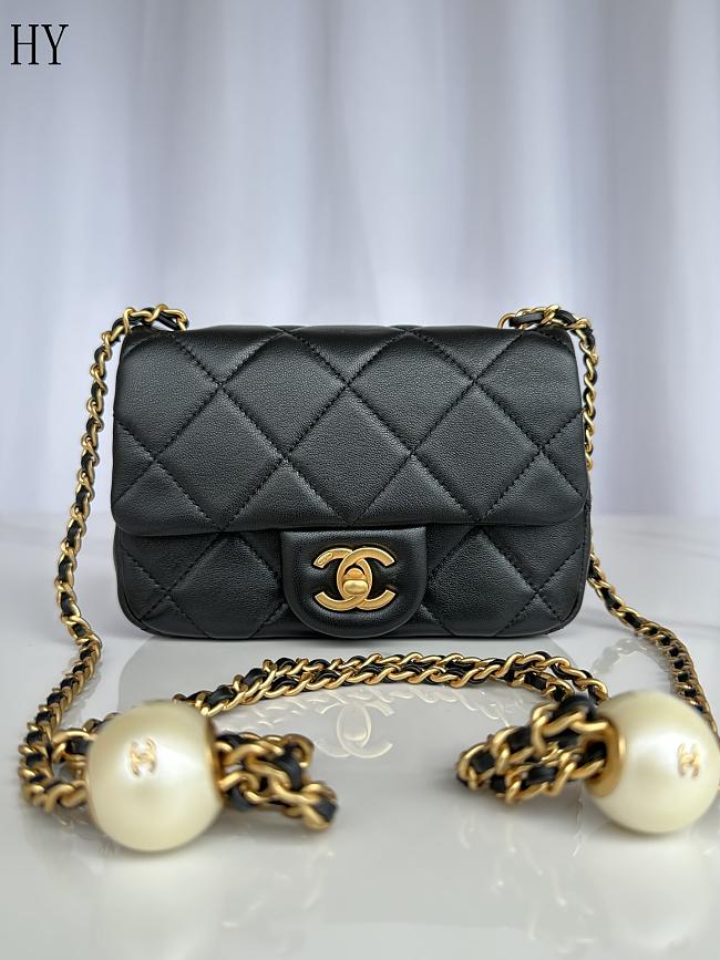 Chanel Mini Flap Bag White Double Pearl Crush in Black Calfskin 18x13x7cm - 1