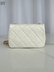 Chanel Mini Flap Bag White Double Pearl Crush in White Calfskin 18x13x7cm - 5