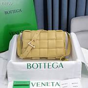 Bottega Veneta Beige Casette Padded Bag 26x18x8cm - 1