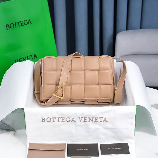 Bottega Veneta Almond Casette Padded Bag 26x18x8cm - 1