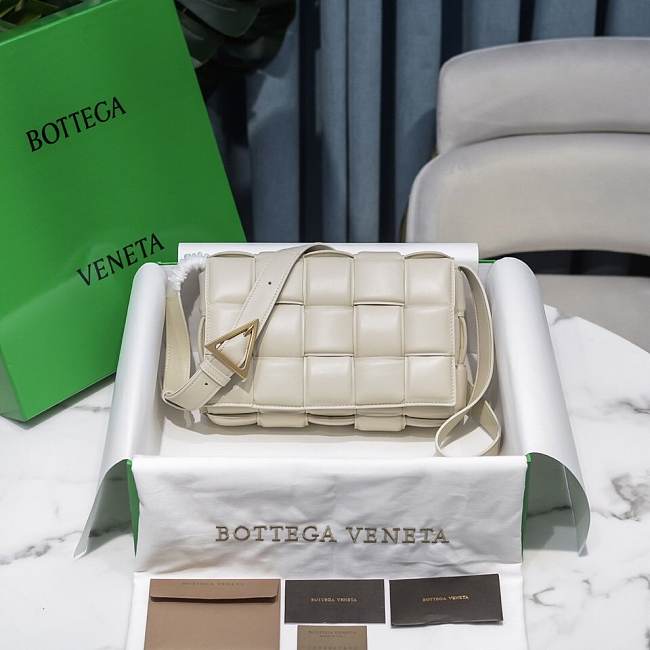 Bottega Veneta Cream White Casette Padded Bag 26x18x8cm - 1