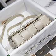 Bottega Veneta Cream White Casette Padded Bag 26x18x8cm - 3