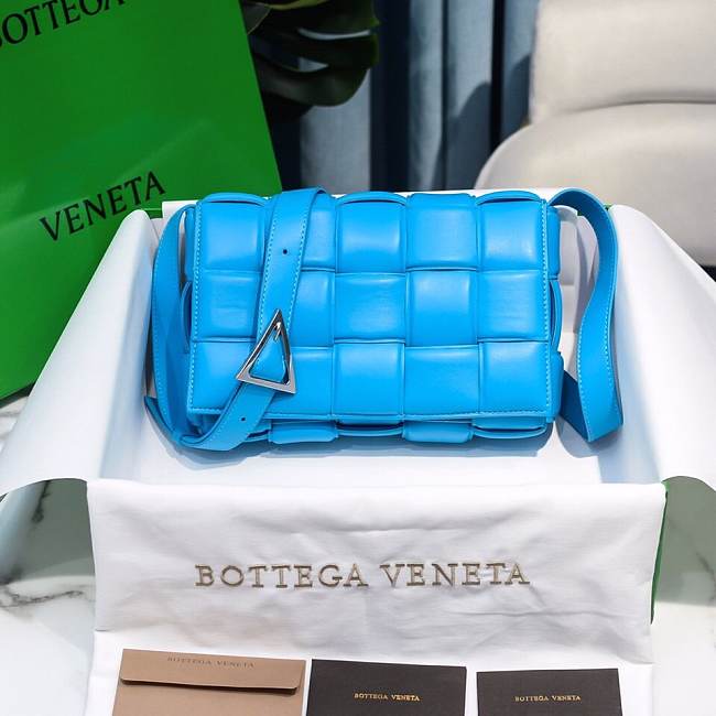 Bottega Veneta Blue Casette Padded Bag 26x18x8cm - 1