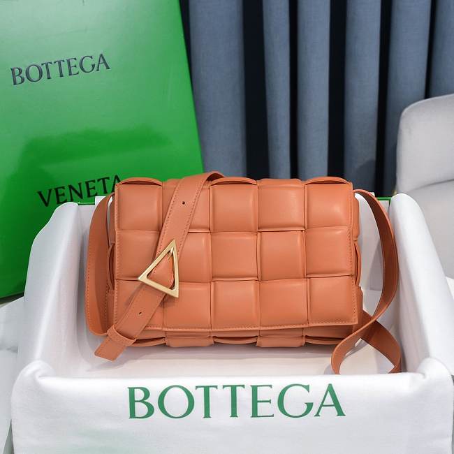 Bottega Veneta Caramel Casette Padded Bag 26x18x8cm - 1