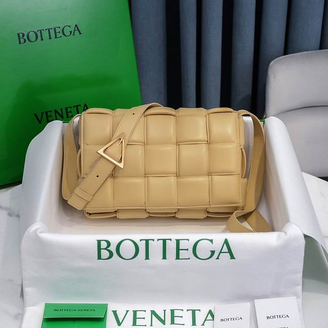 Bottega Veneta Light Beige Casette Padded Bag 26x18x8cm - 1