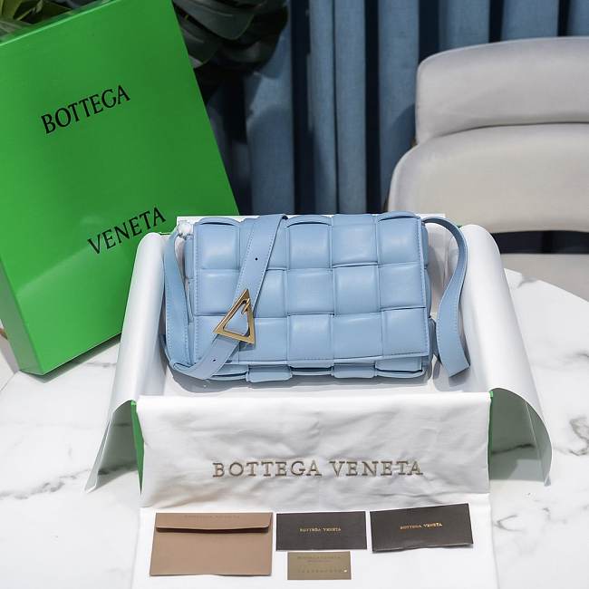 Bottega Veneta Light Blue Casette Padded Bag 26x18x8cm - 1