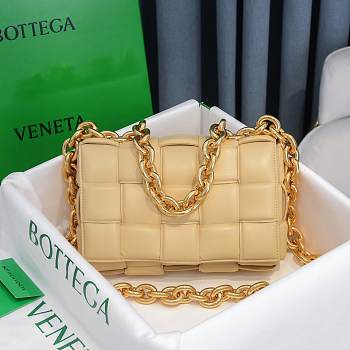 Bottega Veneta Beige Chain Cassette Bag 26x18x8cm