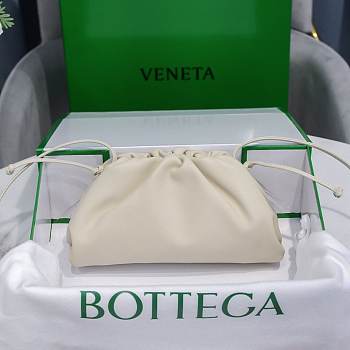 Bottega Veneta White The Pouch Clutch 23*13*7cm