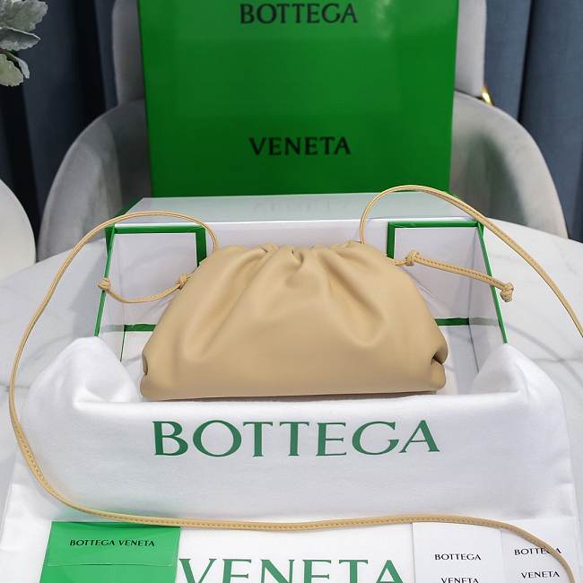 Bottega Veneta Beige The Pouch Clutch 23*13*7cm - 1