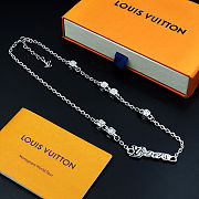 LV necklace interprets the eye-catching style with simple strokes - 4