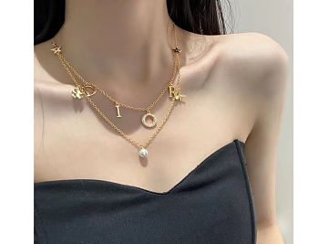 Dior necklace is exquisite and elegant