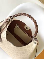 Louis Vuitton Carmel Mahina Hobo Bag Crème Beige size 35x40x17cm - 5