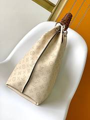 Louis Vuitton Carmel Mahina Hobo Bag Crème Beige size 35x40x17cm - 4