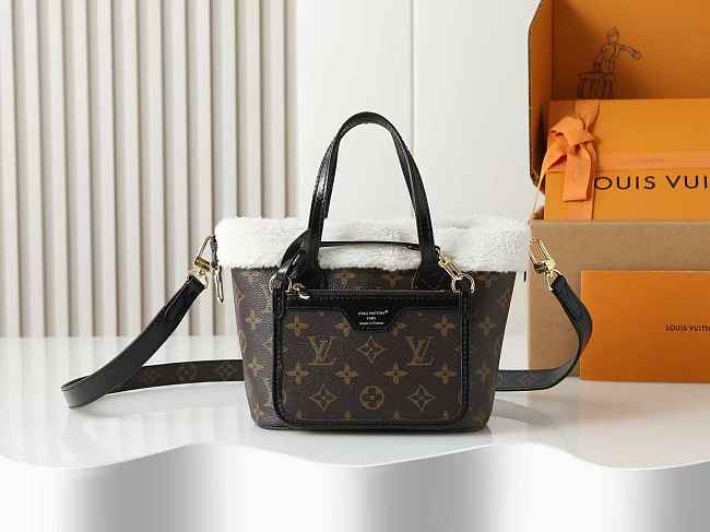 LV Neverfull Bandoulière Inside Out BB H33 Monogram Shearling size 26.5 x 16.5 x 11 cm - 1