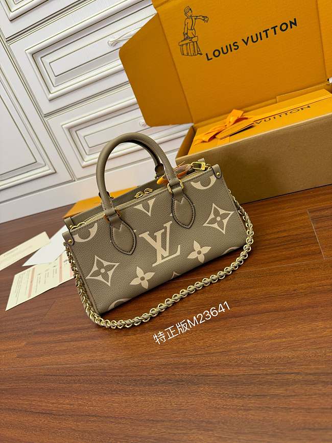 LV OnTheGo East West Tourterelle / Crème size 25 x 13 x 10 cm - 1
