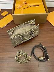 LV OnTheGo East West Tourterelle / Crème size 25 x 13 x 10 cm - 5