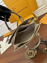 LV OnTheGo East West Tourterelle / Crème size 25 x 13 x 10 cm - 3