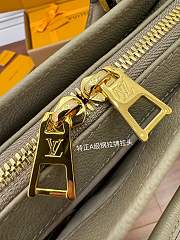 LV OnTheGo East West Tourterelle / Crème size 25 x 13 x 10 cm - 2