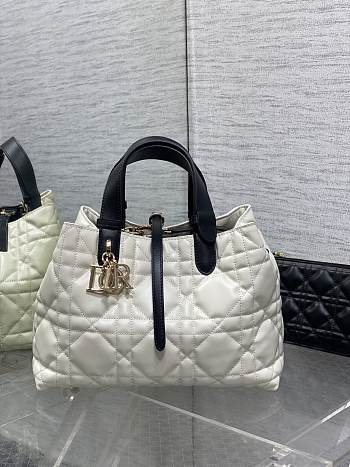Dior Medium Dior Toujours Bag White Macrocannage Calfskin size 28.5*19*21cm