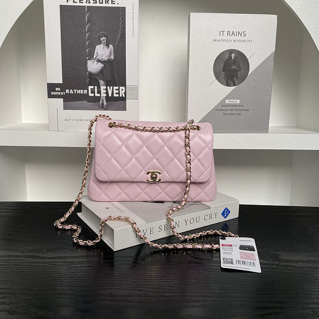 This is a Chanel 24A A92990 quilted flap bag in pink size 14×22×5.5cm - 1