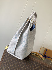 Louis Vuitton Carmel Mahina Hobo Bag White Blue size 40x17x35cm - 4