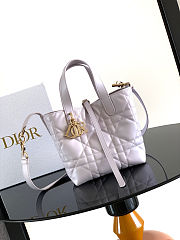 Dior Small Toujours Vertical Tote Bag in white size 18.5x18.5x12 cm - 4