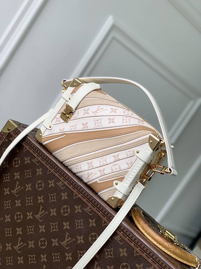 LV side trunk MM 23.5 x 16 x 8.5cm  - 1