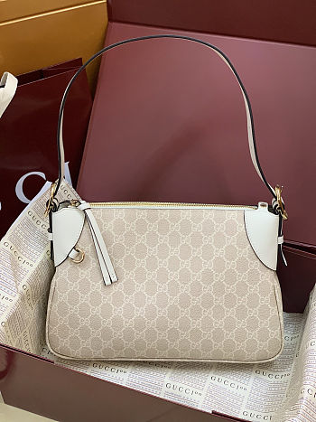 Guccci  Emblem Medium Shoulder Bag 31.5 x 21 x 8 cm